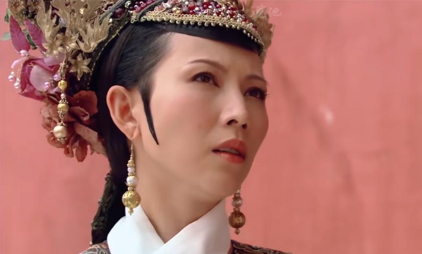 周迅青春靓丽蔡少芬人老珠黄,给皇后