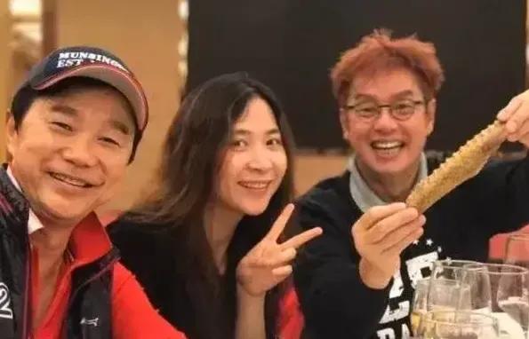 72岁谭咏麟上热搜！肚子凸出，健康疑出问题，儿子牛津毕业引争议