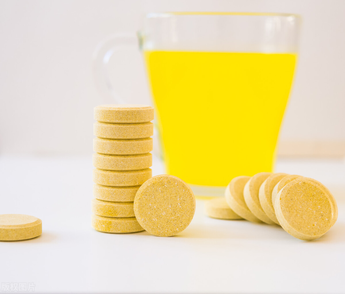 为什么猫咪上床前会舔毛,猫咪为什么上床声音那么大