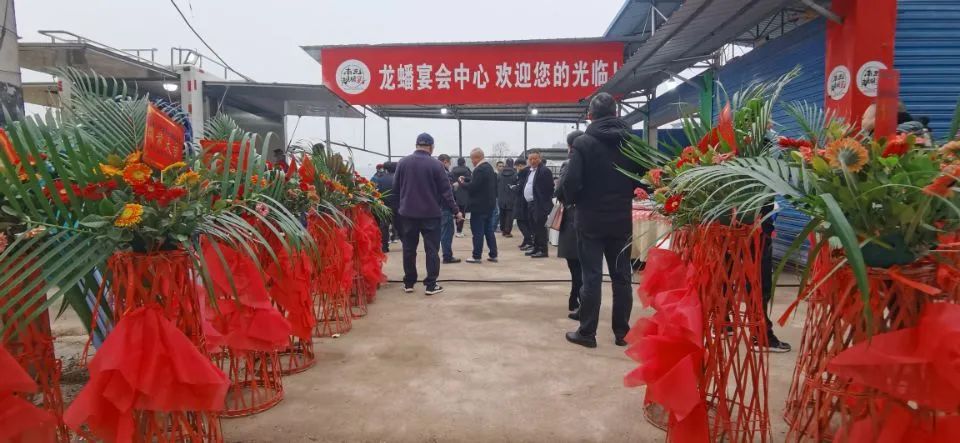 花篮摆了半条街！南充嘉陵的龙蟠竟然办起一个“宴会中心”了！