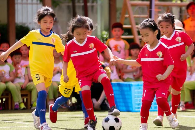 孩子比赛输了父母接受不了,孩子靠实力赢得足球冠军