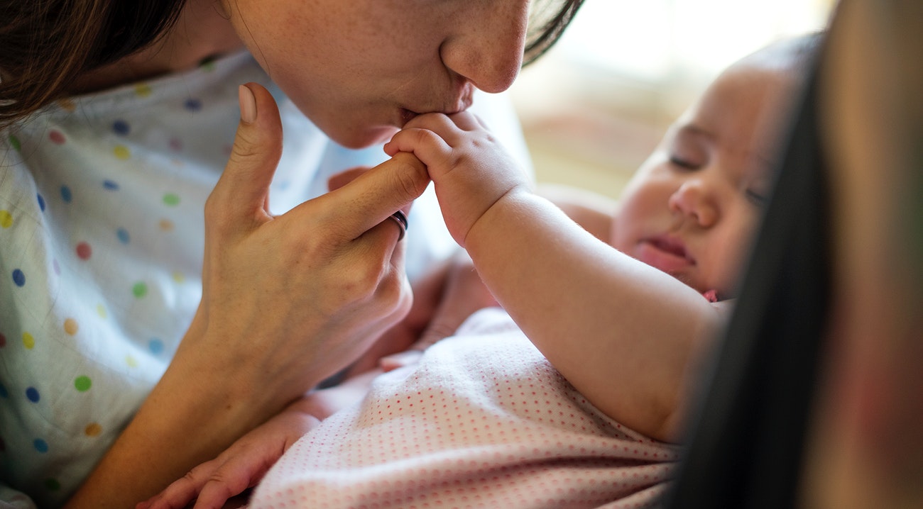 嘴角起小水泡是不是上火了,5岁的女儿3岁的儿子嘴角长水泡