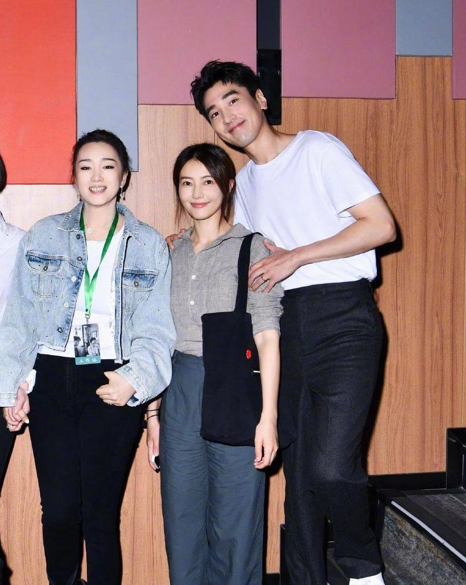 巩俐穿大花裙的身材,巩俐郭晶晶同框谁更显品味