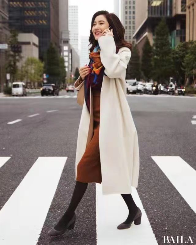 卫衣式毛衣怎么搭配羊绒大衣,棉衣卫衣毛衣时尚搭配御寒不臃肿