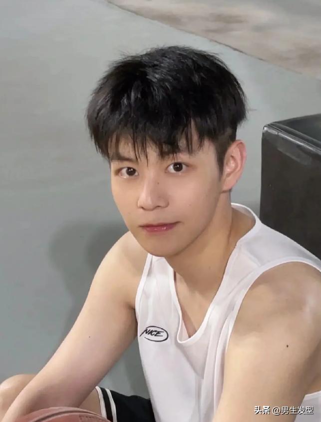 男生发型碎盖正脸好看的,男生碎盖发型教程