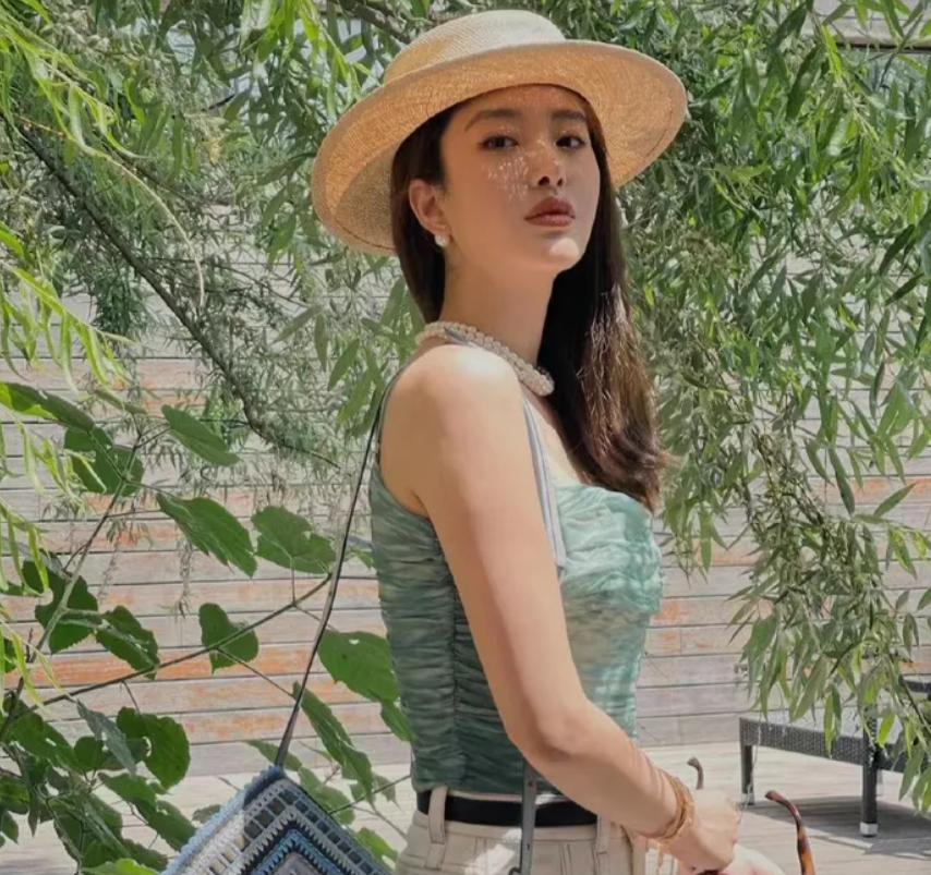 女明星夏季吊带穿搭,女明星穿吊带的穿搭