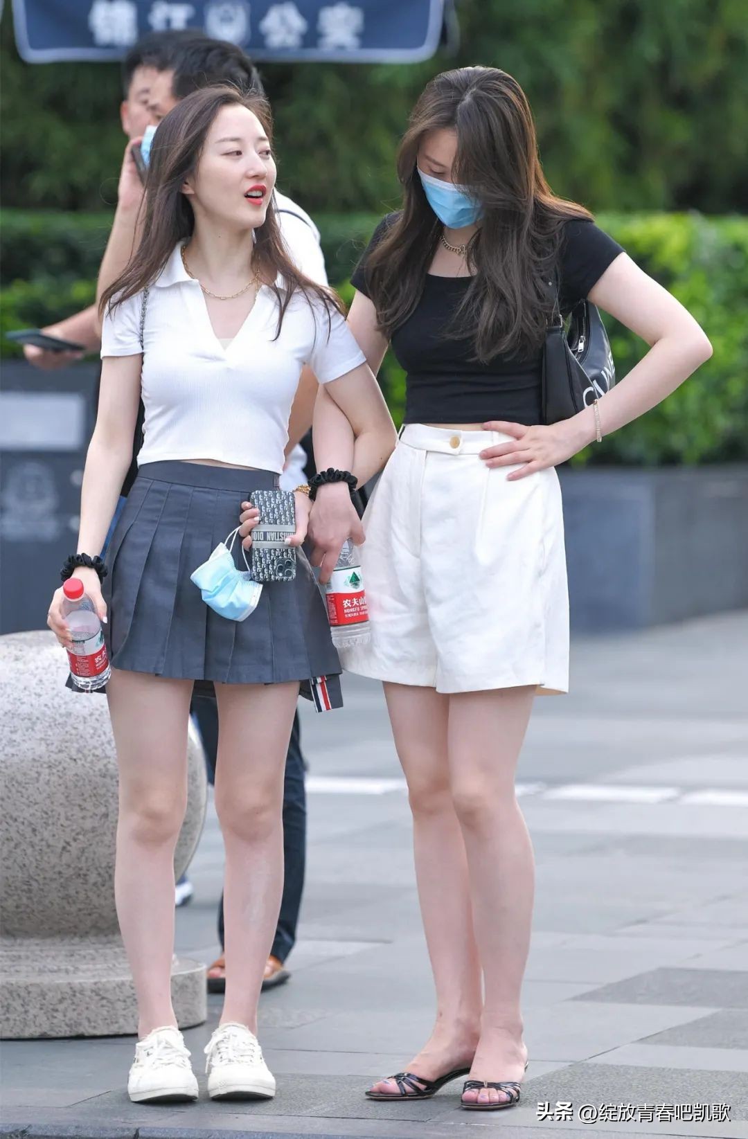 随性又休闲的搭配，粉色上衣搭配潮裤，潇洒大方又得体