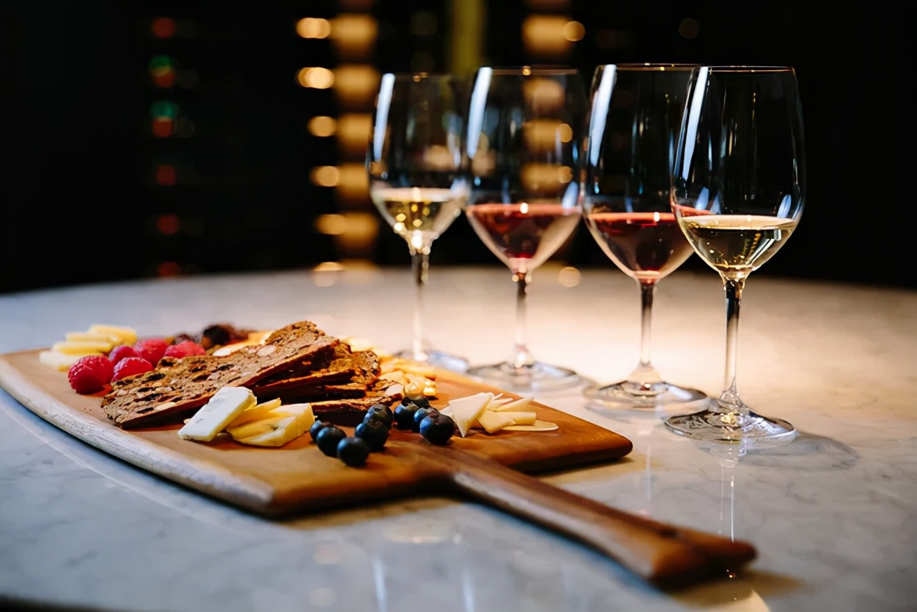 想喝红酒,红酒喝起来酸的正常吗