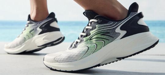 安踏跑鞋矩阵勇立潮头,安踏碳板跑鞋矩阵图片