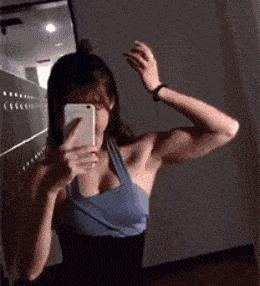 女孩子看起来外表美丽，其实裤袜已经掉到大腿根了！哈哈哈