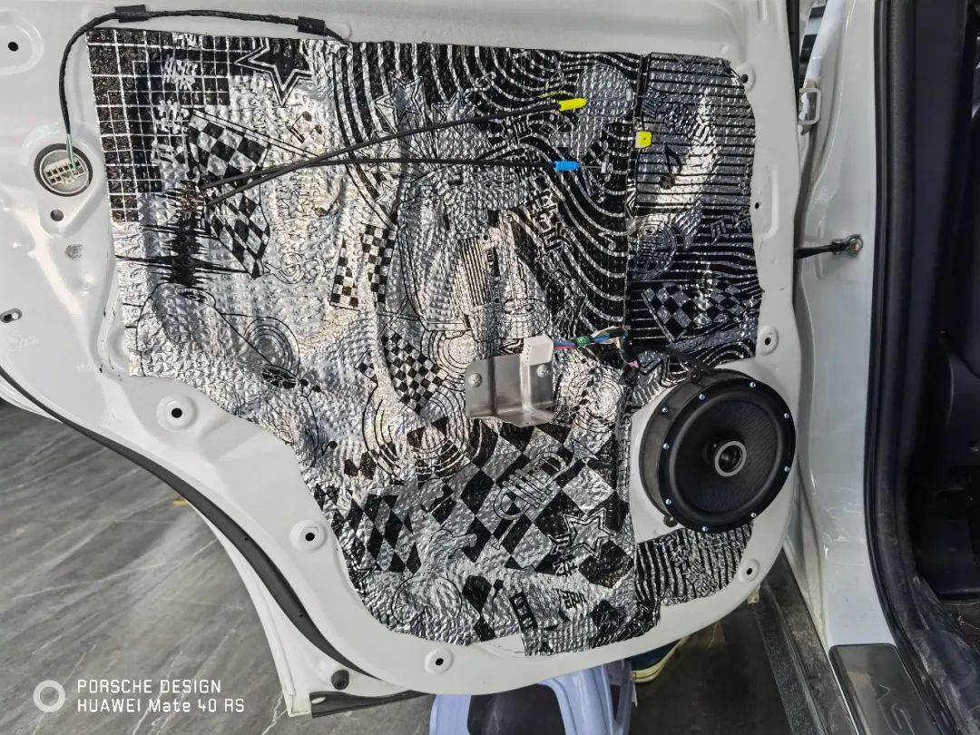 越野的旅途怎么能少了音乐的陪伴？丰田酷路泽音响升级