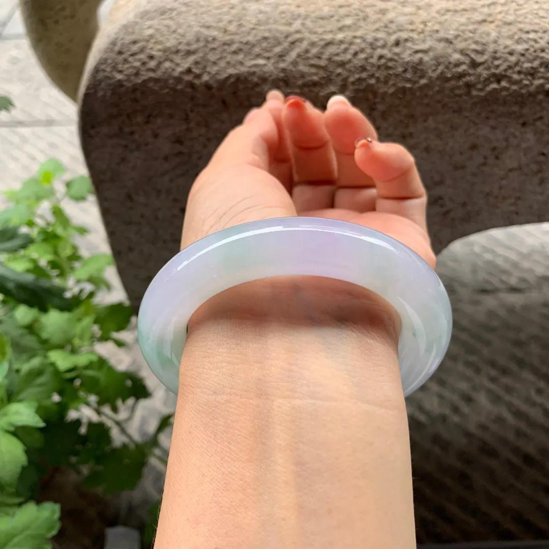 淡春彩手镯,淡春彩冰糯种翡翠手镯价值