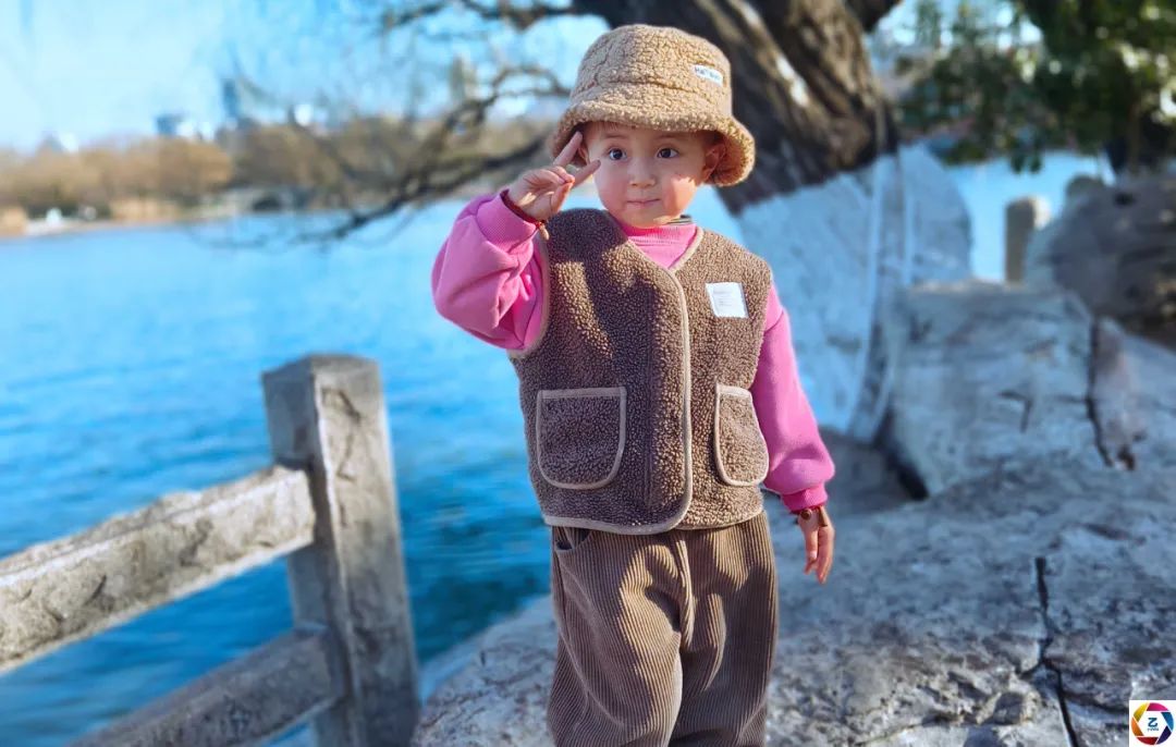 孩子得知爷爷去世崩溃哭泣,女孩得知姥爷去世后大哭