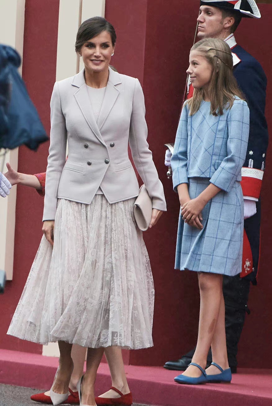 莱蒂齐亚百褶裙,莱蒂齐亚王后穿衣搭配图