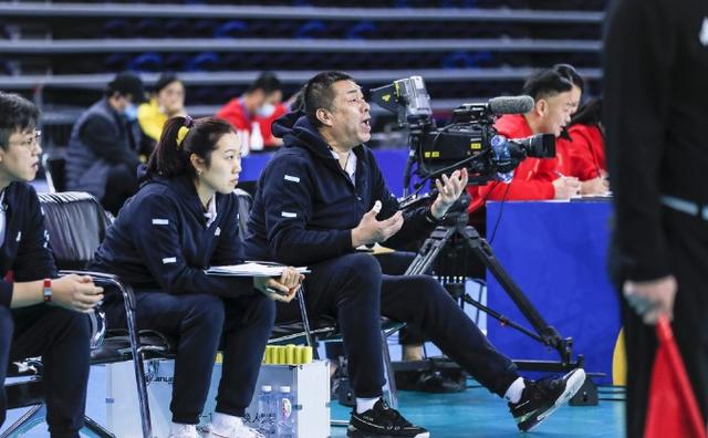 广东女排主帅骂哭队员！不是拦不到是身高吃亏，奇葩布阵引吐槽