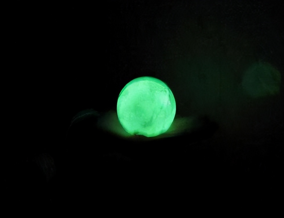 大叔因救人获赠“小石头”，20多年后发现：这是价值2亿的夜明珠