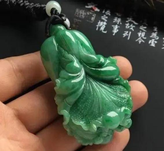 翡翠玉吊坠冰种浅浮雕,天然冰种黄翡翠玉白菜吊坠