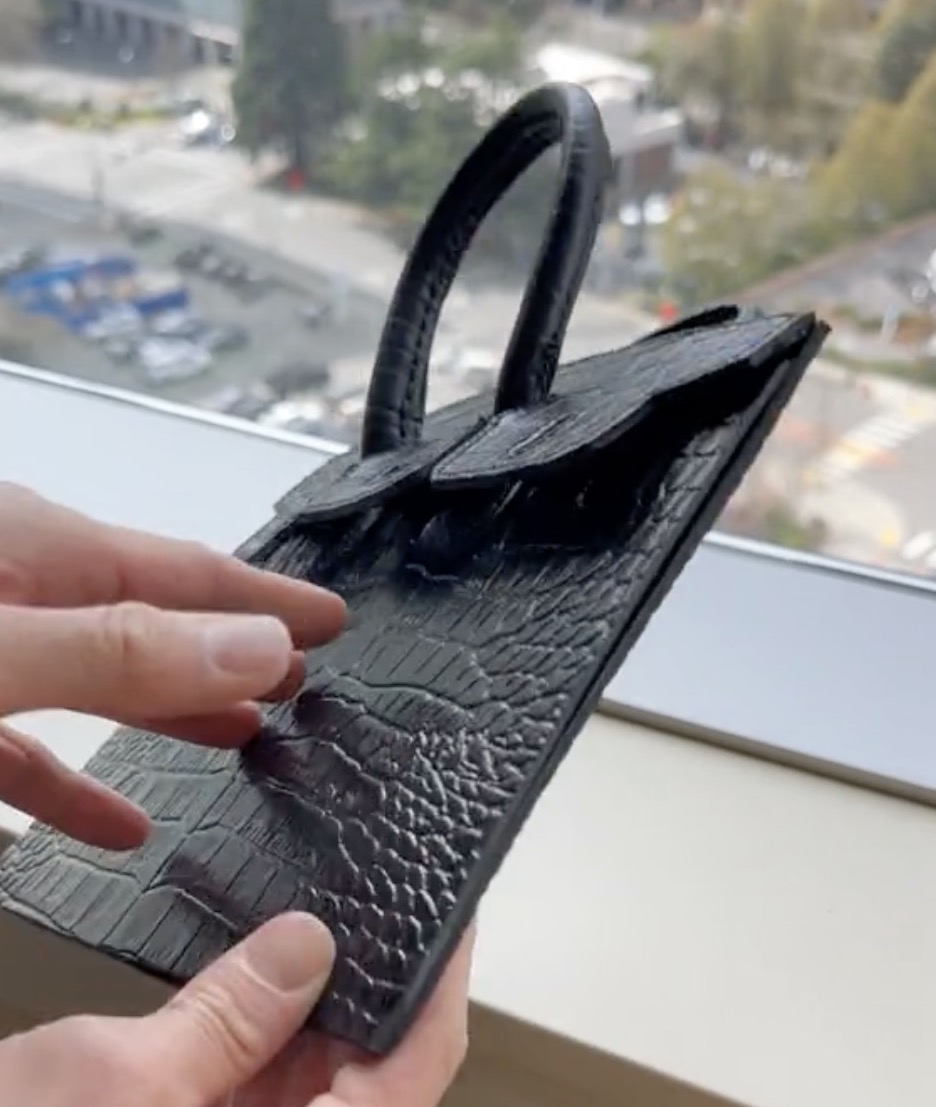 亚裔小哥花400刀手工制*爱作**马仕包送女友，网友为此吵翻！