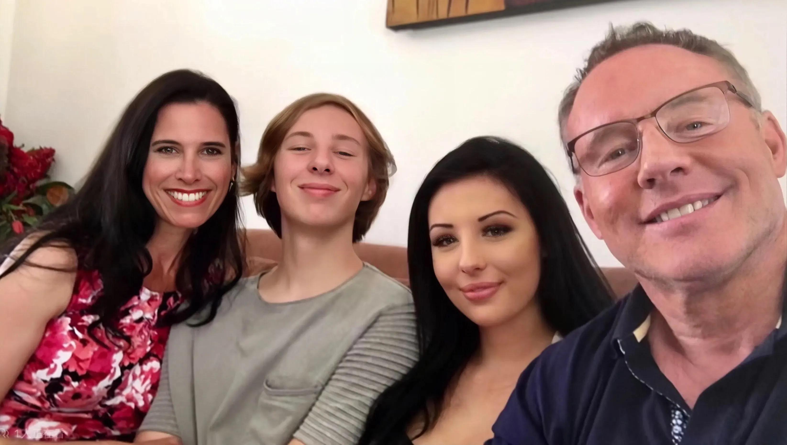 澳洲57岁大叔忘不了28年前的初恋，50岁初恋情人得知后与他相会