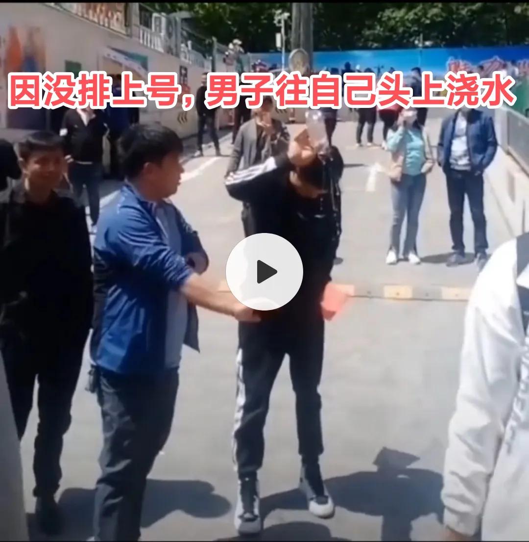 淄博烧烤店老板下跪揭露视频,给顾客下跪的淄博烧烤老板