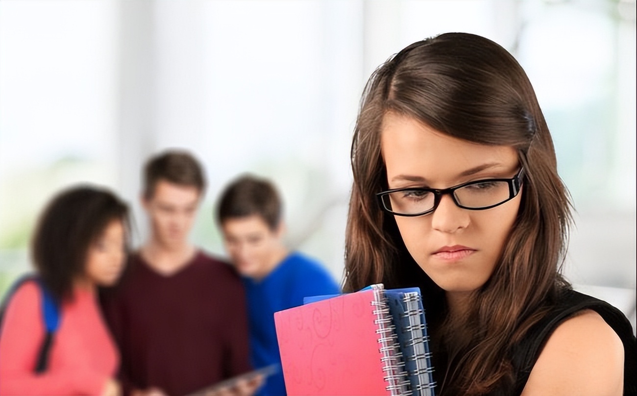 如何应对被同事排挤,怎么跟被孤立排挤的同事相处