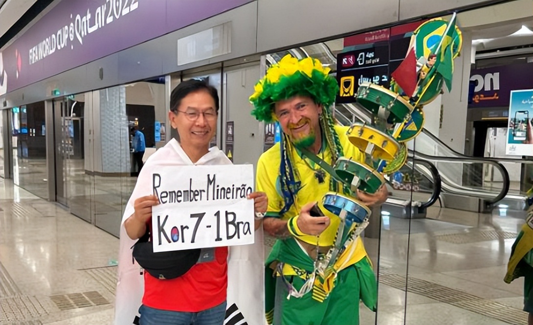 韩国球迷用7比1嘲讽葡萄牙,韩国4-1输巴西后韩国球迷的反应