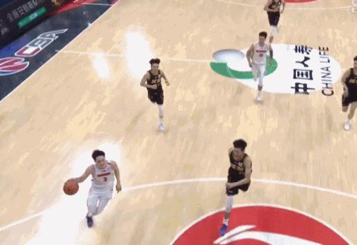 广东北京赛后更衣室说胡明轩,cba判罚引争议