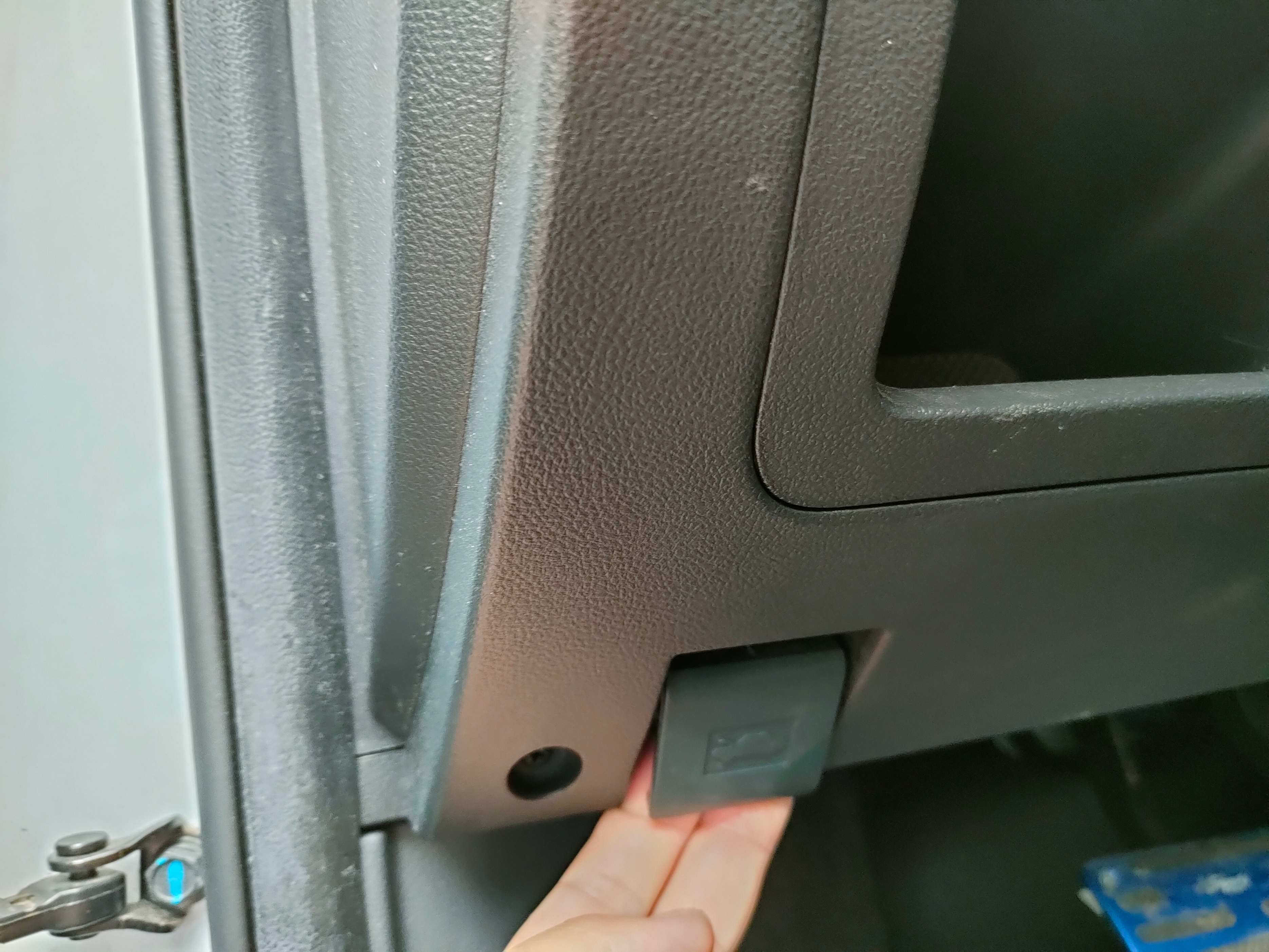 汽车防冻玻璃水自制小窍门,自制夏季玻璃水最佳配方不伤车