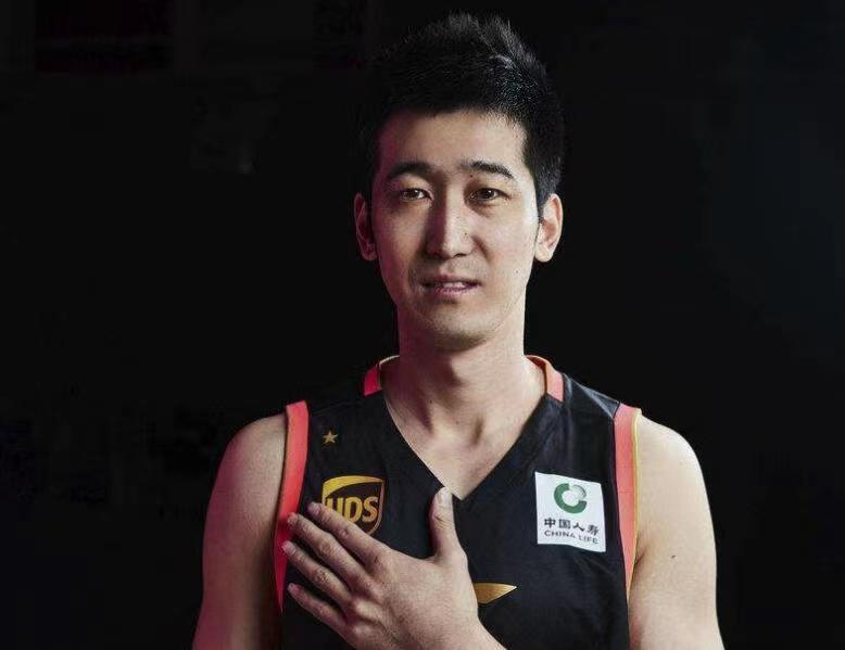 辽宁给刘志轩颁发戒指了吗,辽宁男篮给刘志轩颁发总冠军戒指