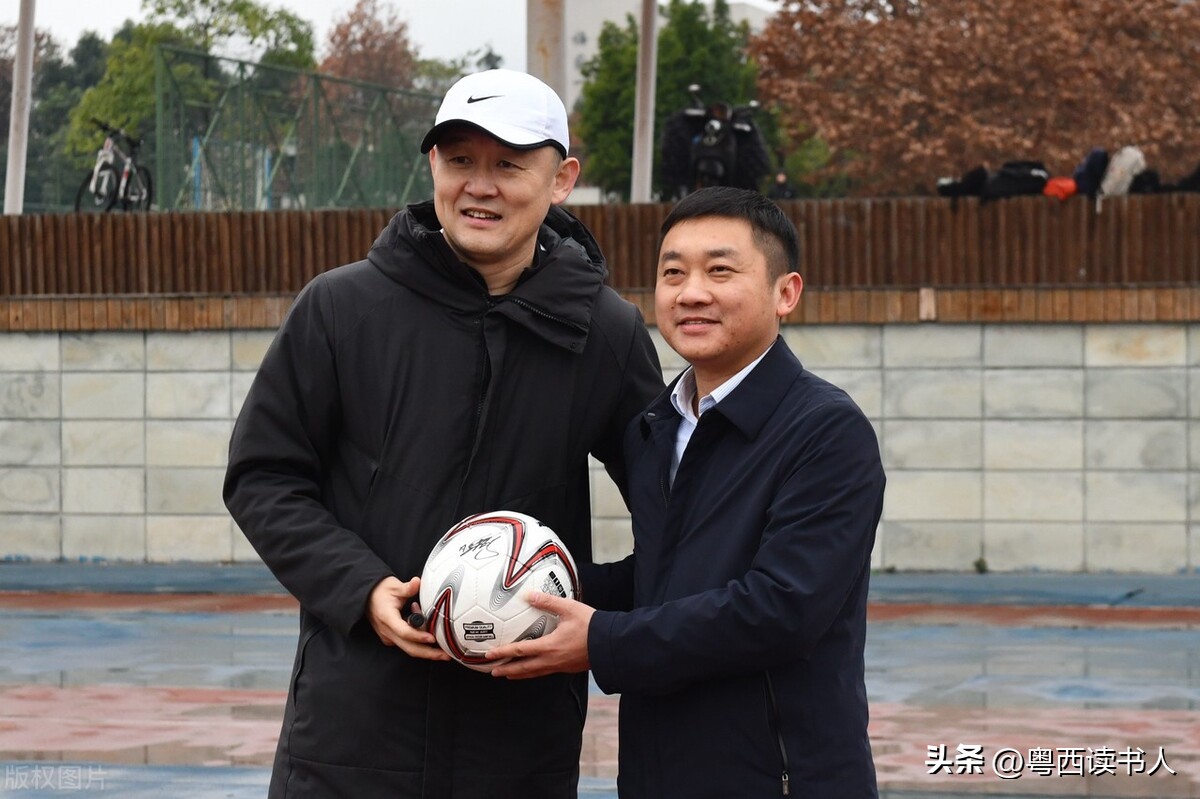 姚明和周琦最新信息,姚明球场外穿西装看球照片