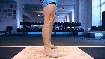 教练辅助女学员深蹲,教练辅助女生深蹲150kg