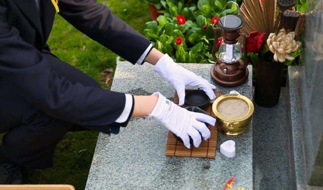 公墓保安经历,墓地保安真实夜班