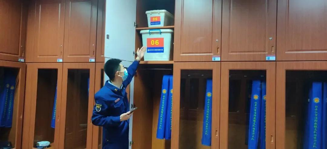 消防春节不打烊坚守一线保平安,消防员春节我在岗守护万家灯火