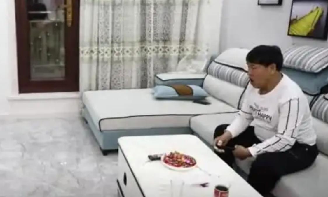 他蹲监26年获赔460万，花百万娶小22岁娇妻后，又闪离：她太图钱