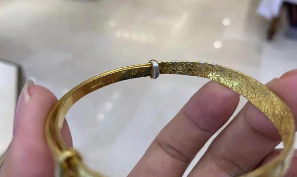 刚买的黄金首饰为什么会变色,黄金首饰一年变色发白了怎么维权