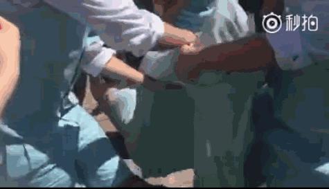 金星直播吐槽明星穿深v,金星吐槽明星走红毯捂胸