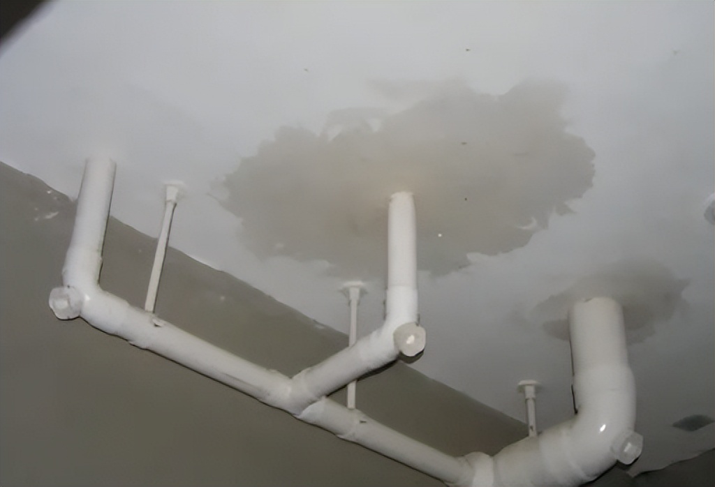 卫生间漏水到墙上如何处理,卫生间漏水到楼下维修大概多少钱