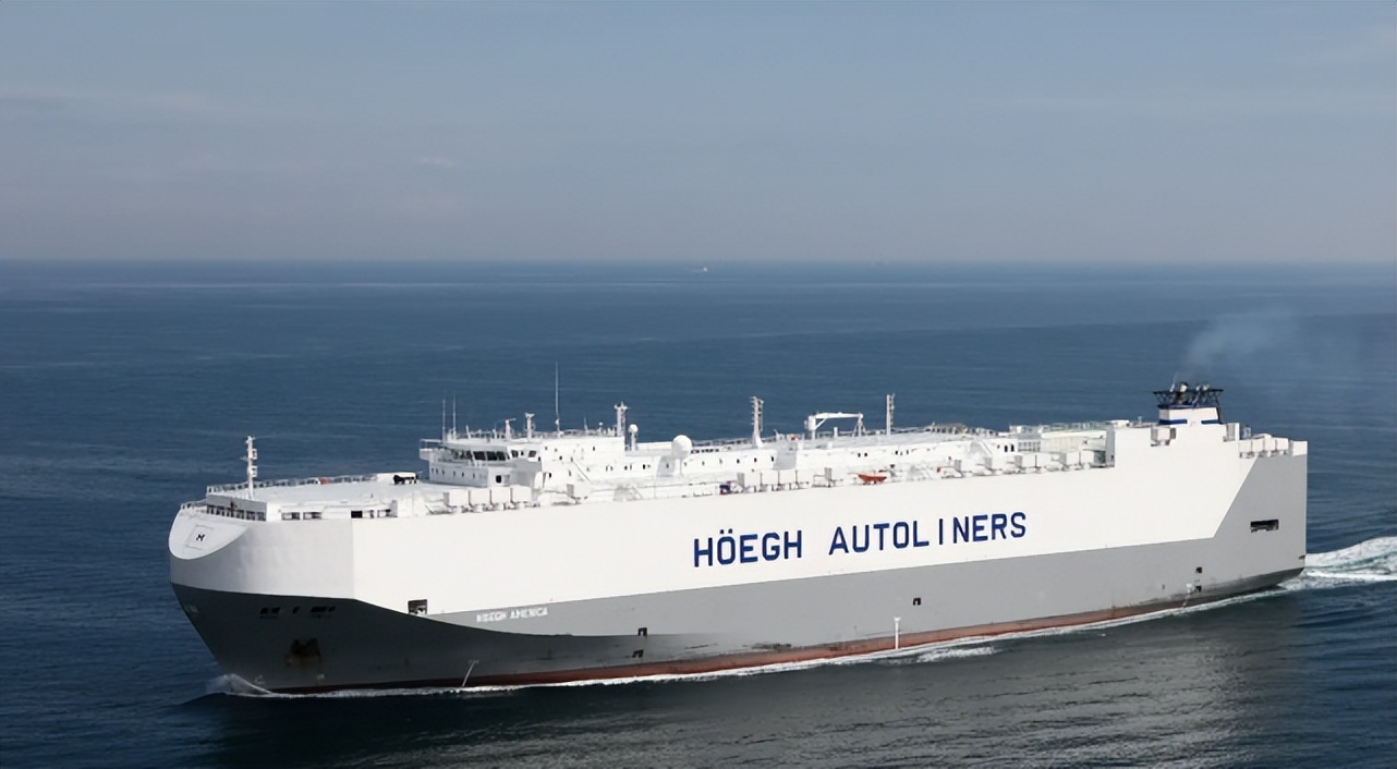 中国造全球最大豪华客滚船启航,中国最大滚装运输船