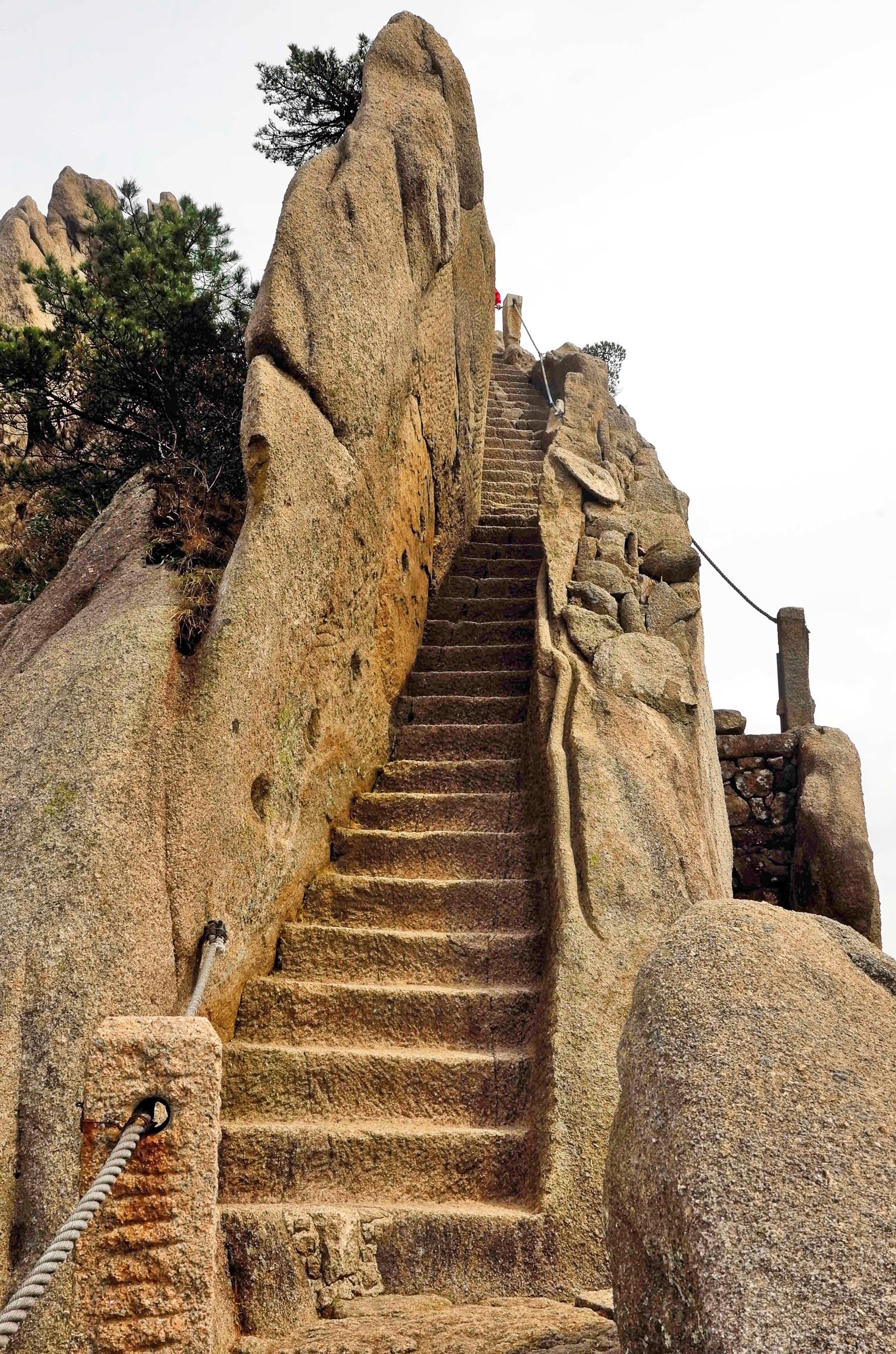 黄山天都峰会走鲫鱼背吗,黄山天都峰鲫鱼背第一视角