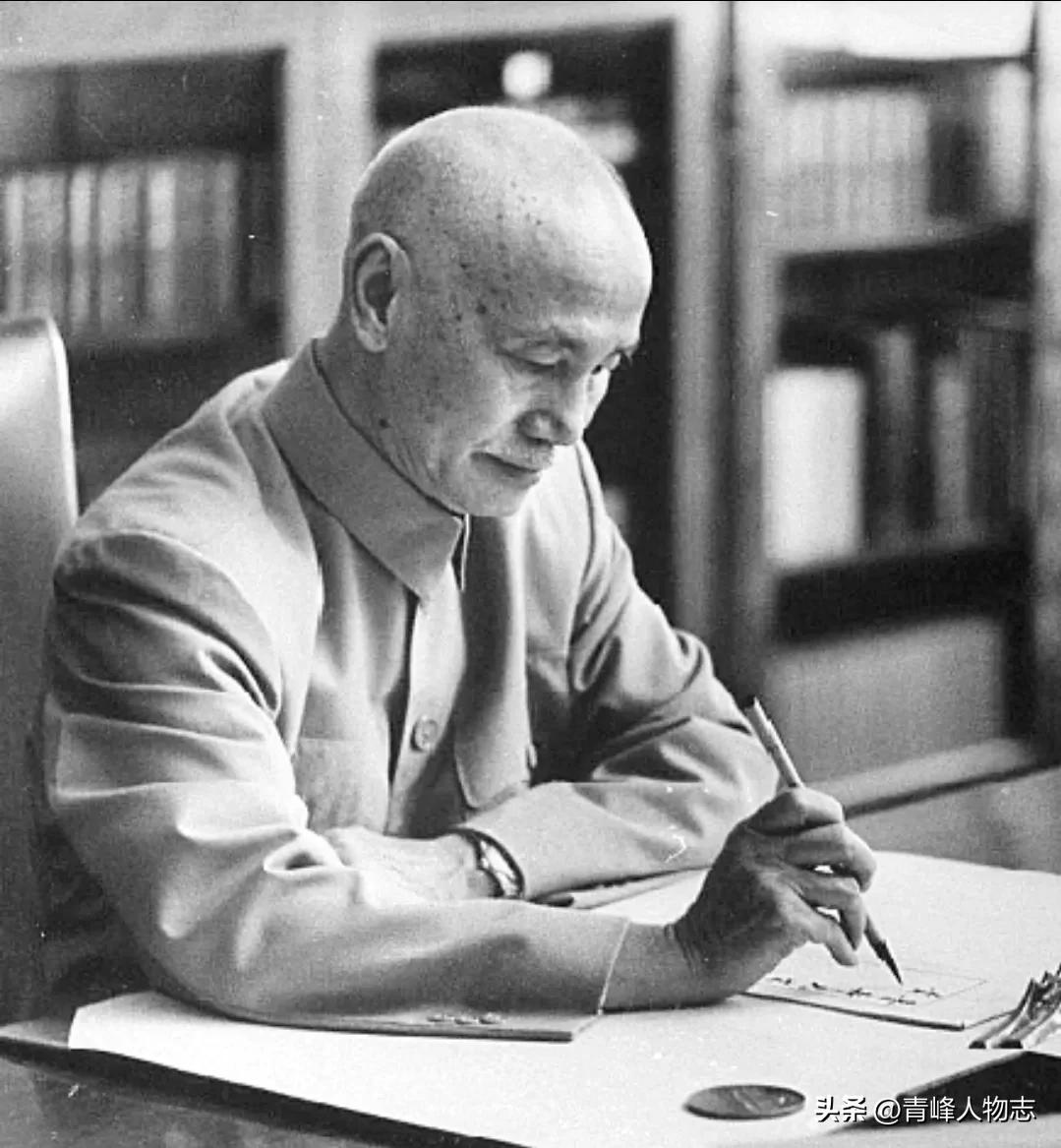 蒋介石对毛*东泽**，从骂声到内心敬佩，他经历了哪些心路历程？