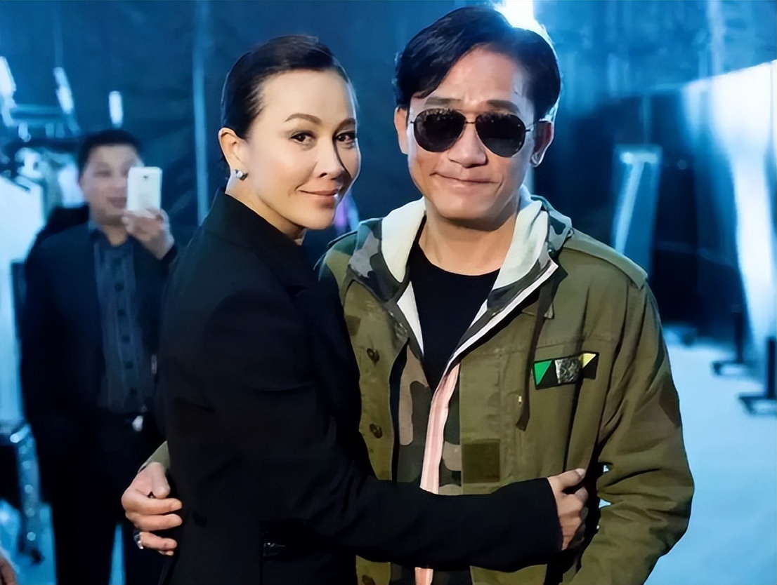 与女星演床戏疑假戏真做,妻子被拍不雅照,他是情史最单纯影帝?