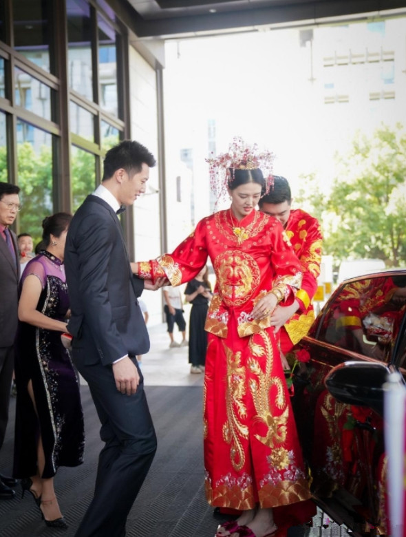 张常宁穿中式婚服亮相,张常宁婚纱礼服