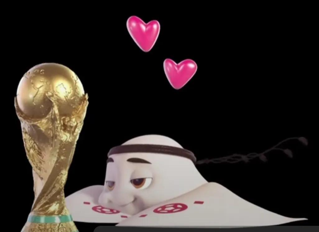 揽着吉祥看世界杯