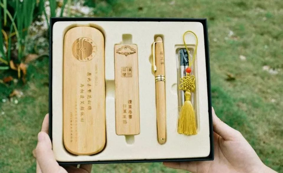 学生给学院送什么毕业礼物好,高校毕业礼物走心又暖心