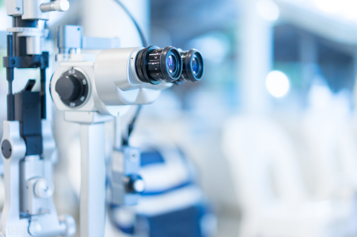 56岁的岳母阳性后一直头疼，女婿送医后，医生大赞：送医太及时了