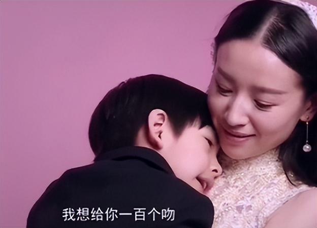 父女“嘴对嘴亲吻”不害臊，以爱的名义满足私欲的行为，该停止了