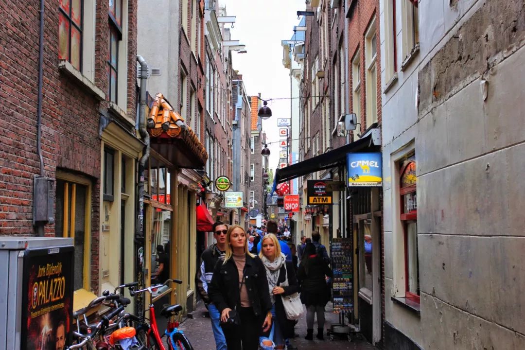 开车去欧洲第23集:在阿姆斯特丹*灯区红**,2名荷兰壮汉挑衅被我怼