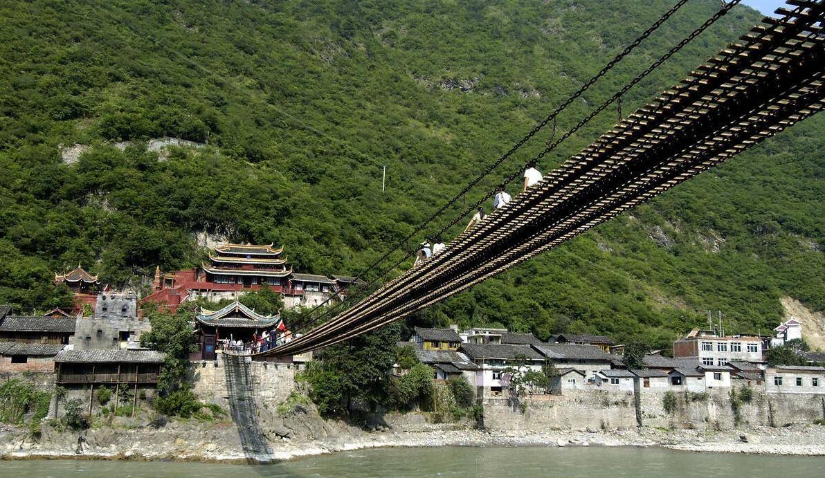 300年前，古人如何将40吨铁索搭建大渡河之上，一年建成泸定桥？