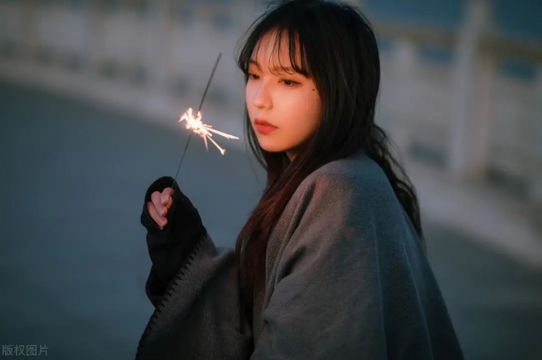 染完头发头皮头屑大块怎么处理,染头膏染完头发很痒有头屑怎么办