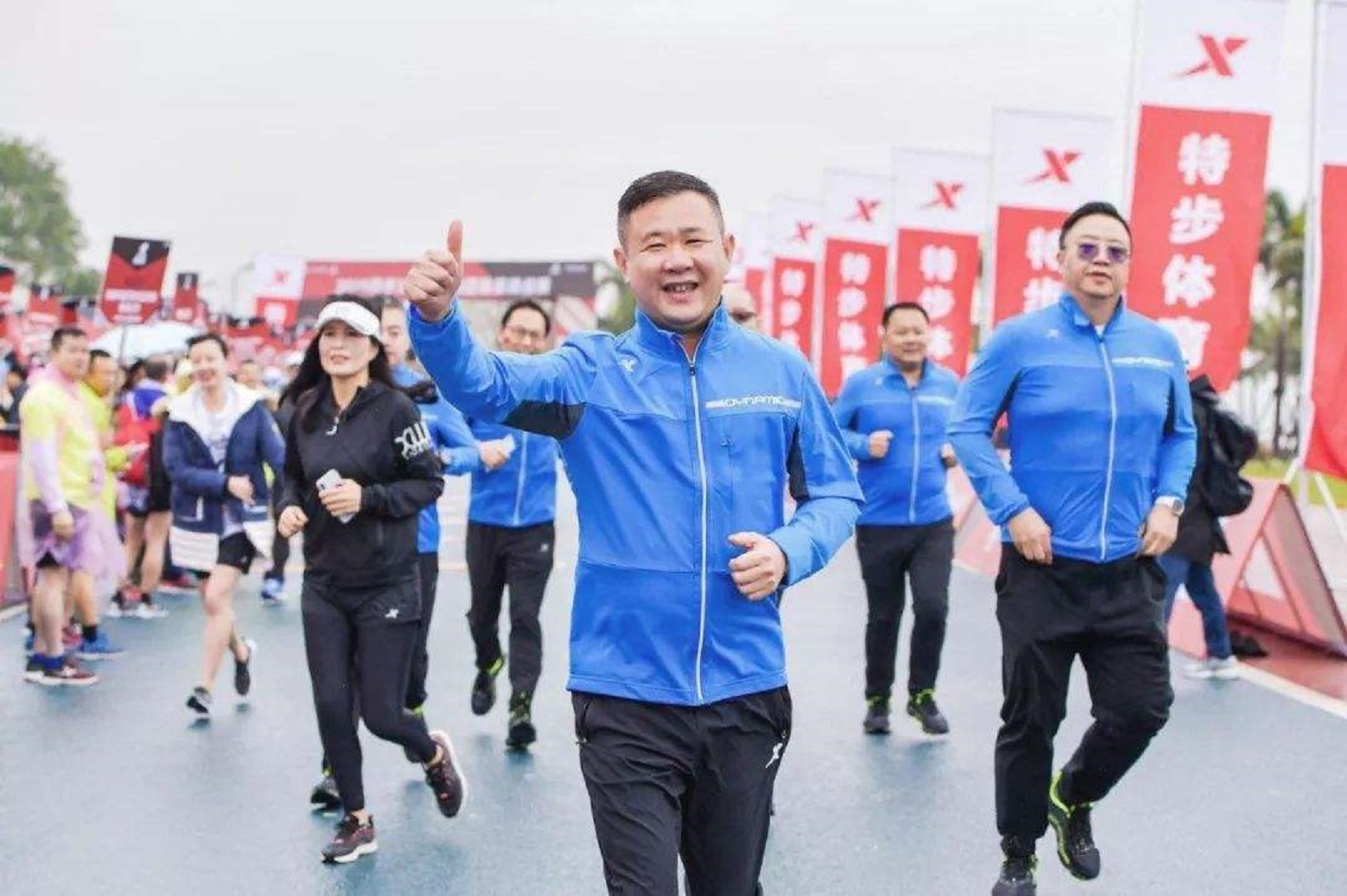 晋江运动品牌“二号人物”：38岁IPO敲钟，紧追3500亿安踏帝国